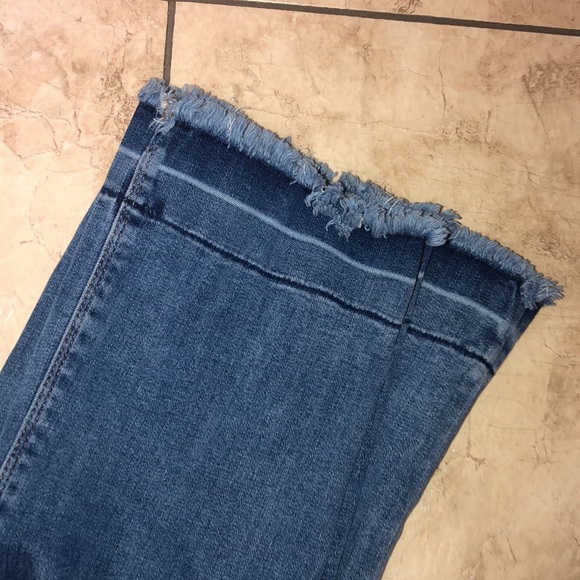 Women’s Express Frayed Blue Denim Pants 🌸 - Picture 4 of 14